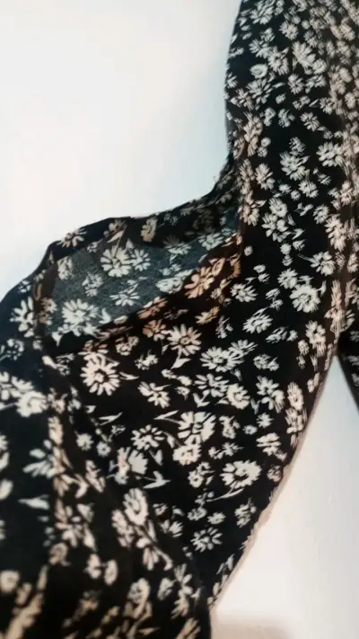 vestido floral negro con mangas largas - miniatura 3