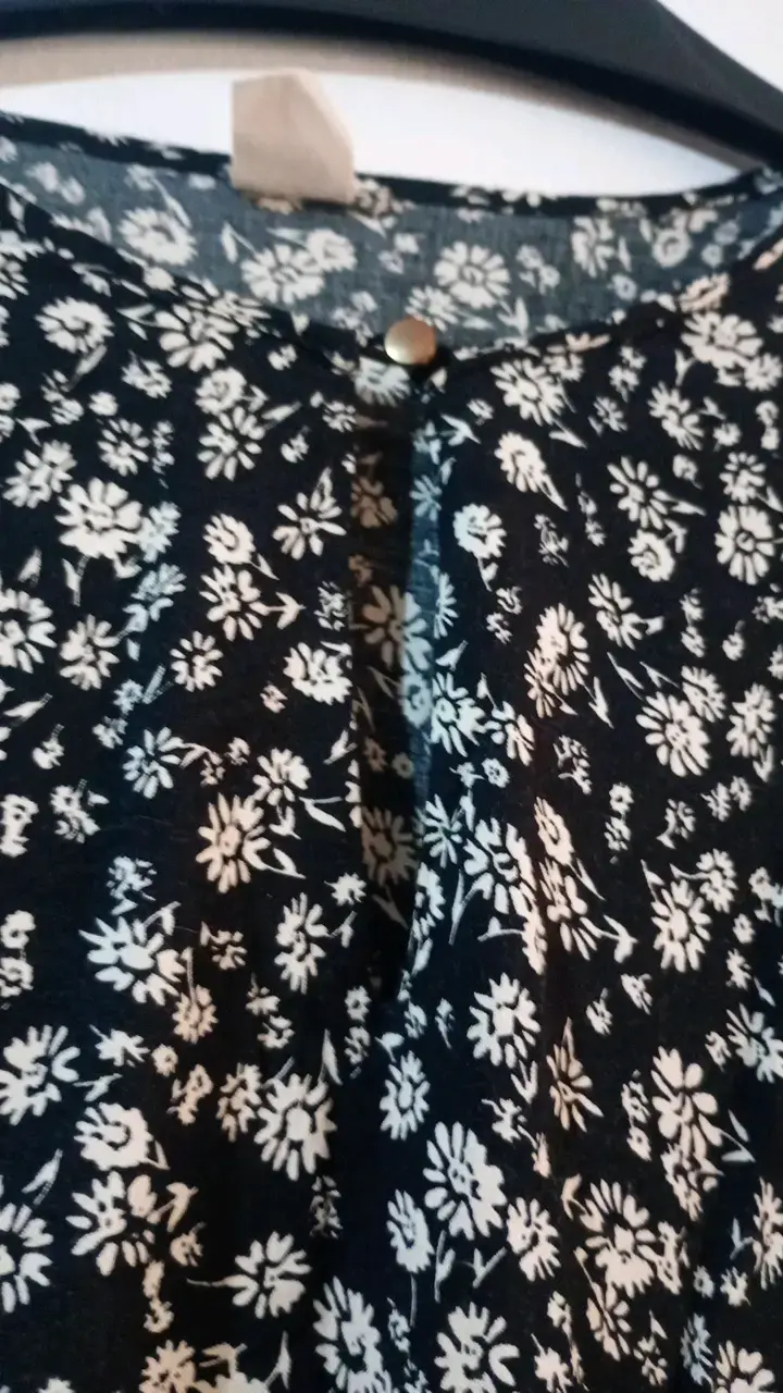 vestido floral negro con mangas largas - 4