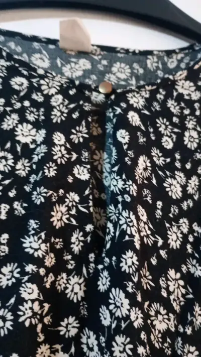 vestido floral negro con mangas largas - miniatura 4