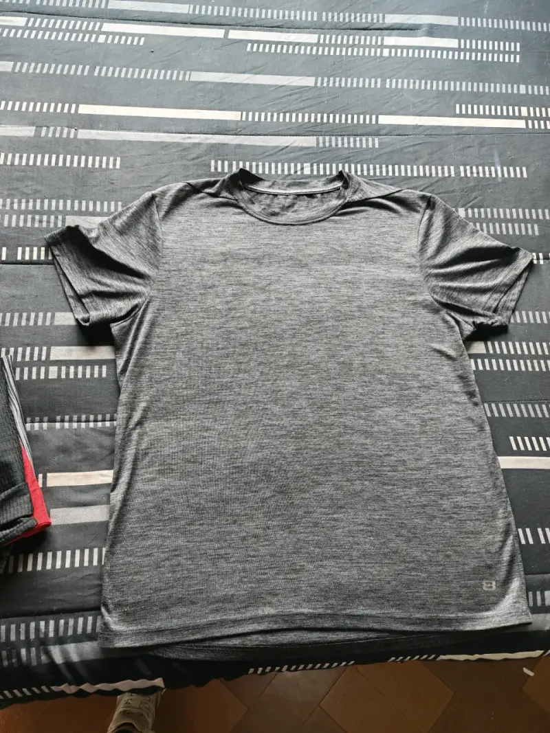 Polera deportiva gris unisex - 2