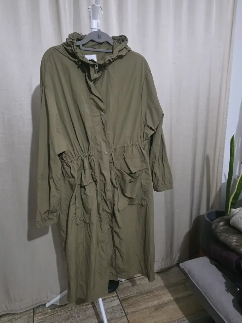 Parka verde con capucha para mujer