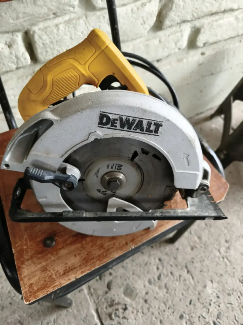 Sierra circular DeWalt 1400W con mango ergonómico - 1