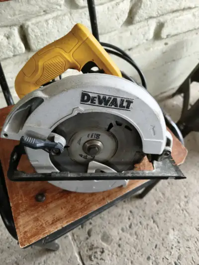 Sierra circular DeWalt 1400W con mango ergonómico - miniatura 1