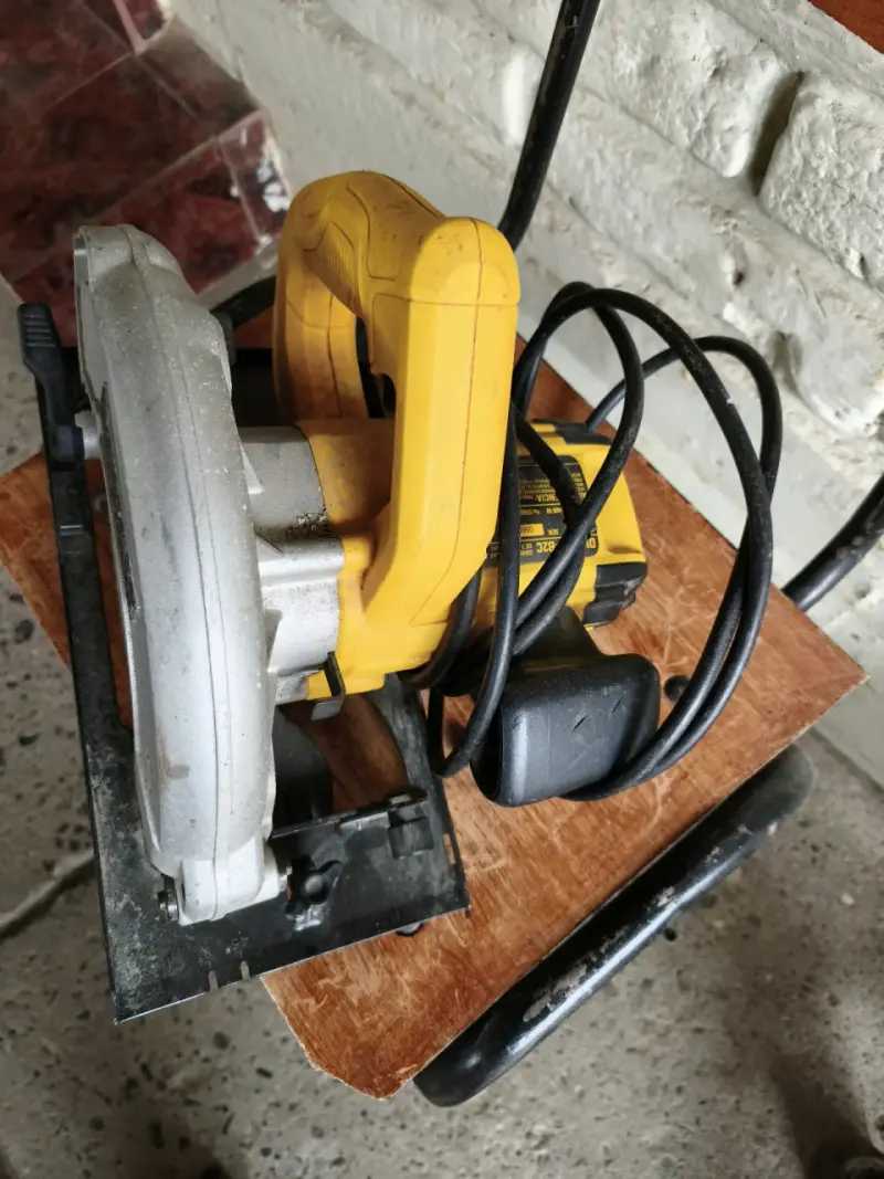 Sierra circular DeWalt 1400W con mango ergonómico - 2