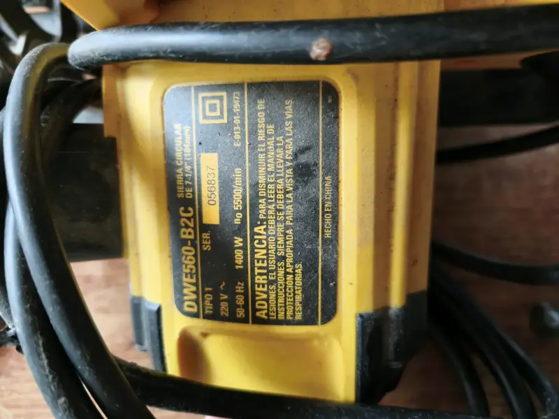 Sierra circular DeWalt 1400W con mango ergonómico - 3