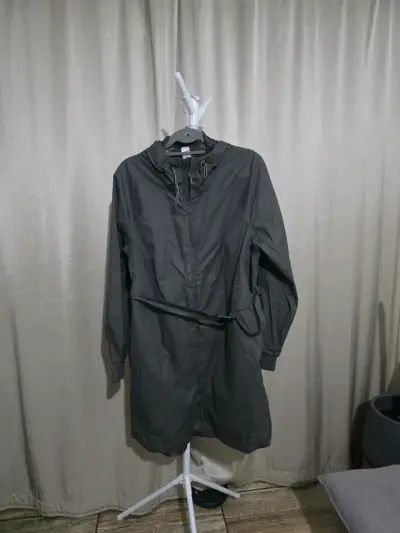Abrigo impermeable gris con capucha para mujer - miniatura 1