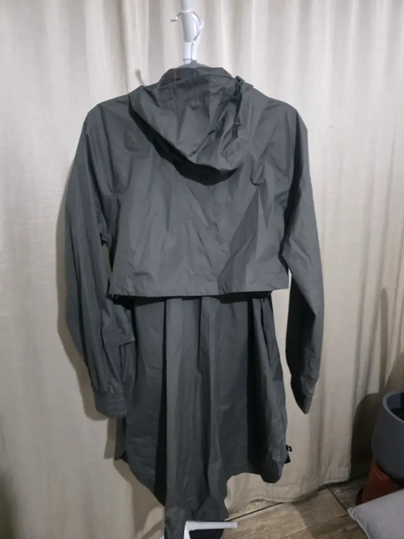 Abrigo impermeable gris con capucha para mujer - 2