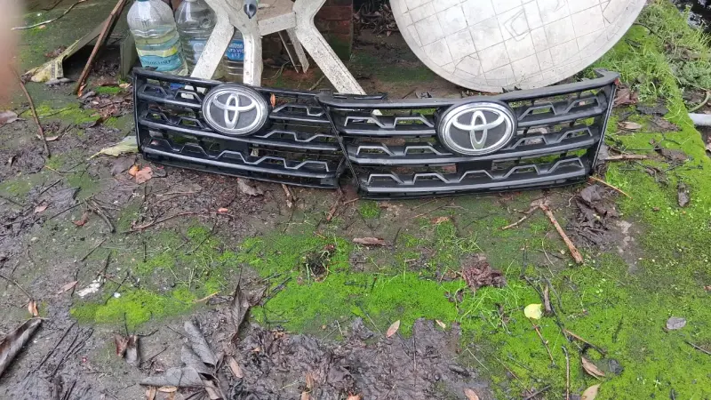 Parrilla delantera Toyota fortuner 2023 - 2