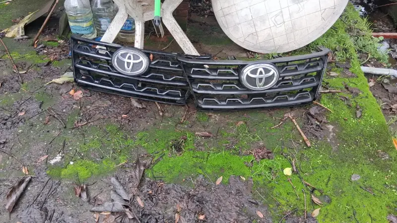 Parrilla delantera Toyota fortuner 2023 - 4
