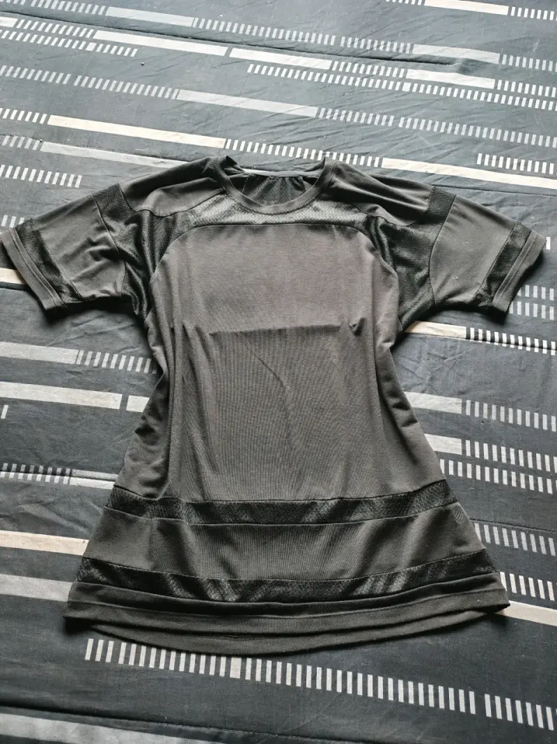 Polera deportiva negra con paneles de malla - 1