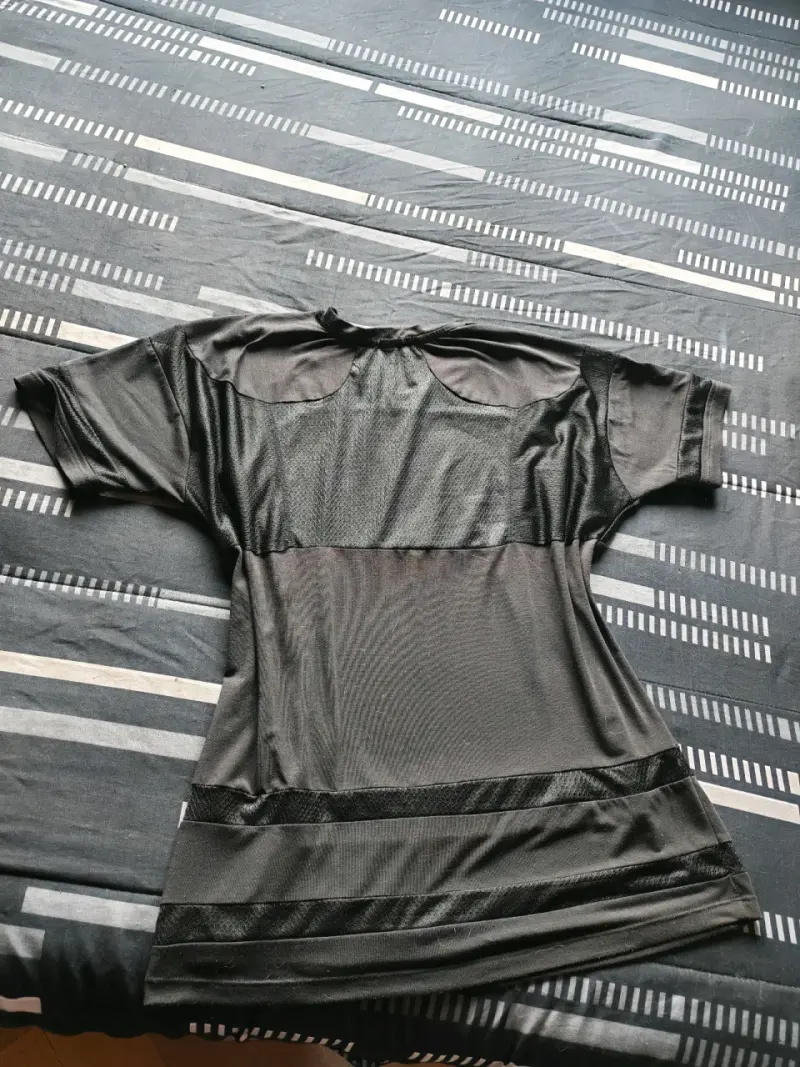 Polera deportiva negra con paneles de malla - 2