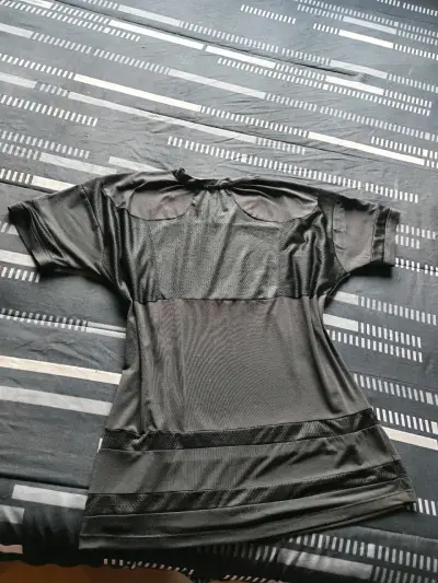 Polera deportiva negra con paneles de malla - miniatura 2