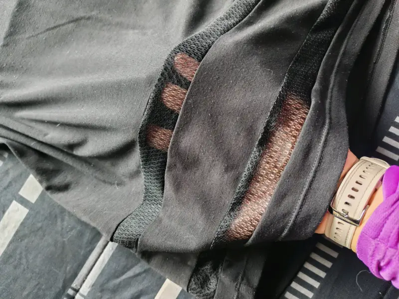 Polera deportiva negra con paneles de malla - 3