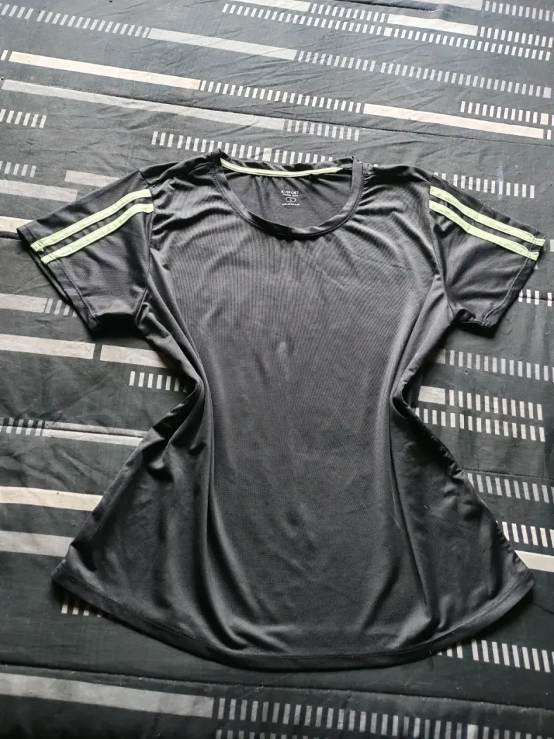 Polera deportiva negra con rayas K-Sport - 1