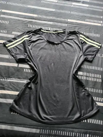 Polera deportiva negra con rayas K-Sport - miniatura 1