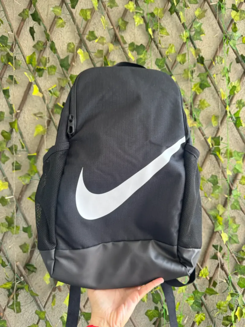 Mochila negra Nike con logo grande 18 litros - 1