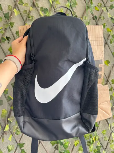 Mochila negra Nike con logo grande 18 litros - miniatura 2
