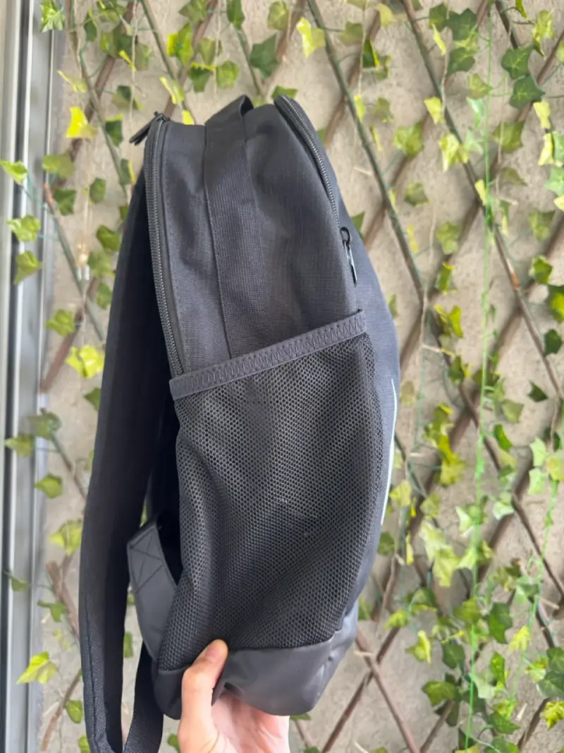 Mochila negra Nike con logo grande 18 litros - 4