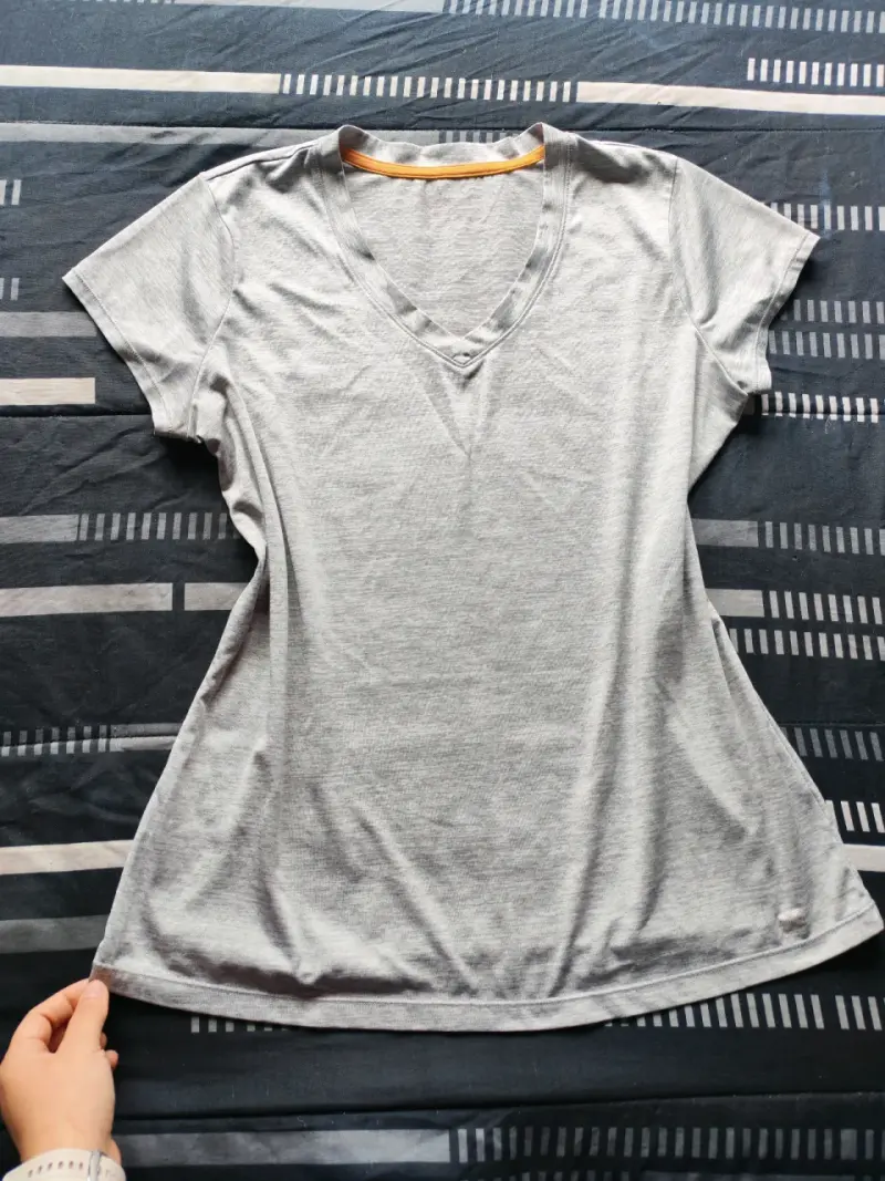 Polera gris deportiva  para mujer - 1
