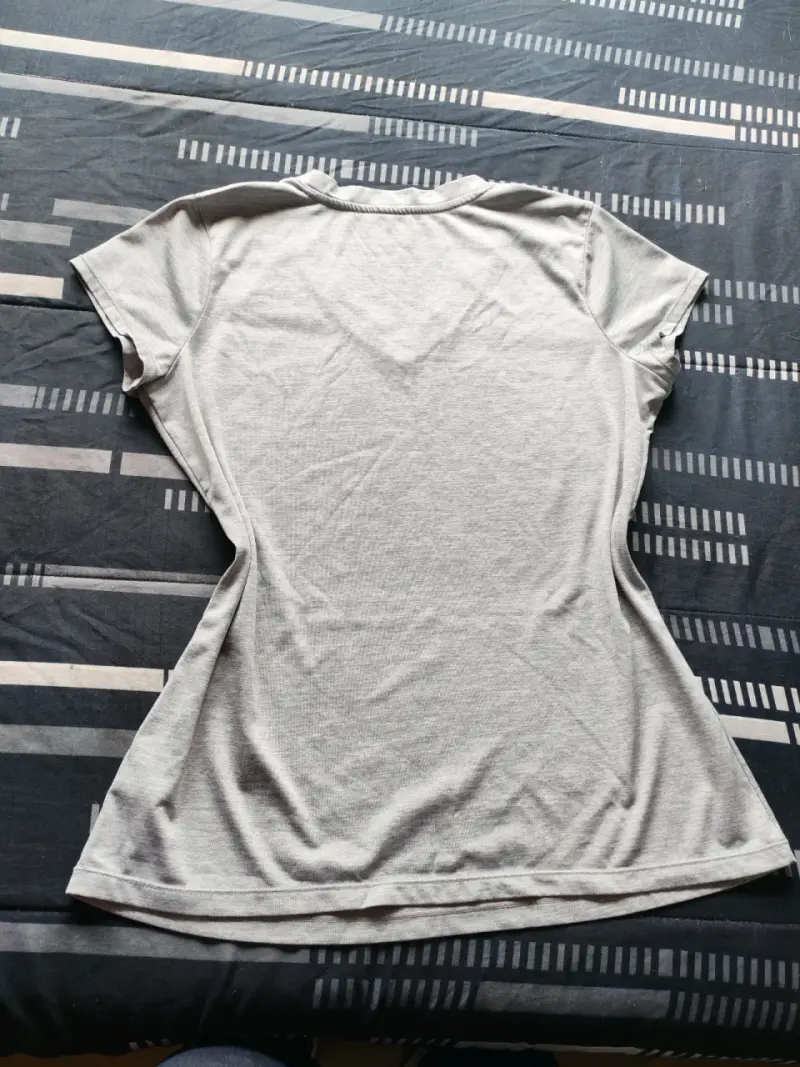 Polera gris deportiva  para mujer - 2