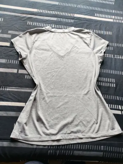 Polera gris deportiva  para mujer - miniatura 2