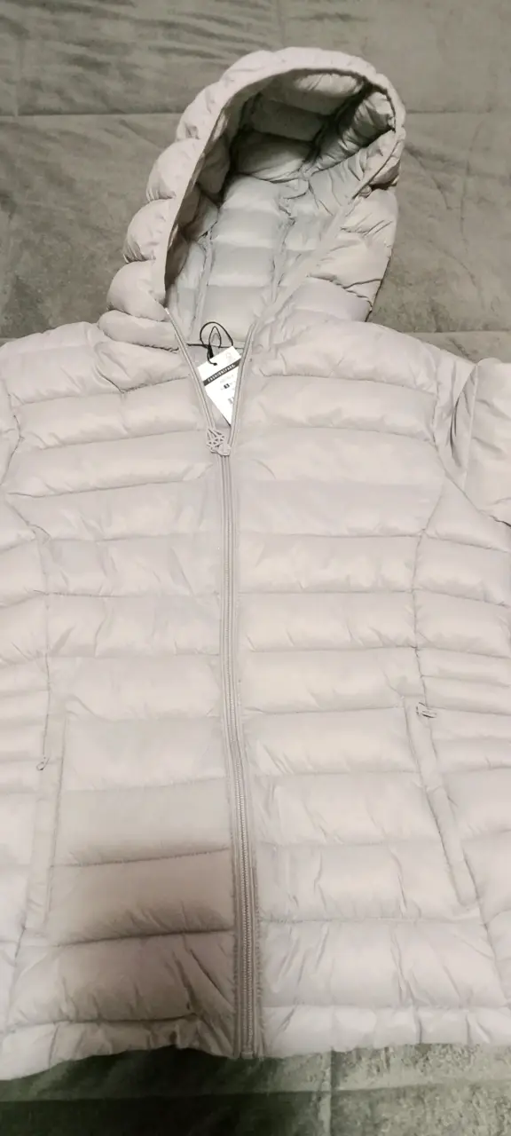 Chaqueta acolchada blanca con capucha