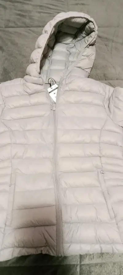 Chaqueta acolchada blanca con capucha - miniatura 1