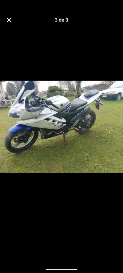 Moto deportiva Yamaha azul y blanca en buen estado - miniatura 1
