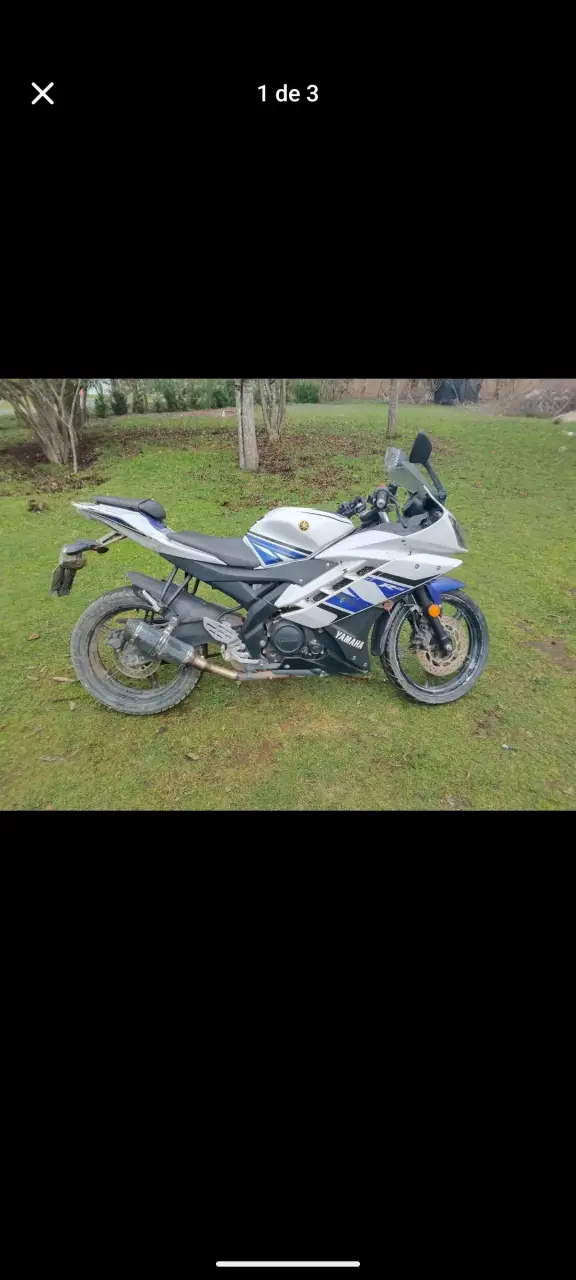 Moto deportiva Yamaha azul y blanca en buen estado - 2