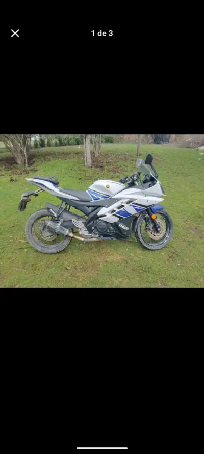 Moto deportiva Yamaha azul y blanca en buen estado - miniatura 2