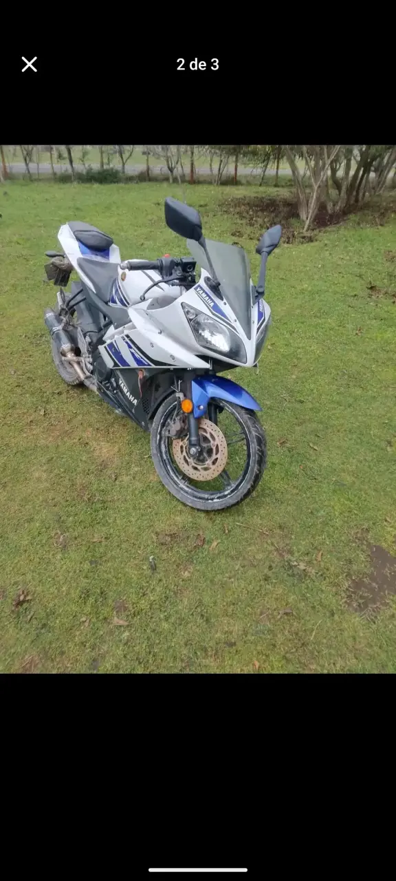 Moto deportiva Yamaha azul y blanca en buen estado - 3