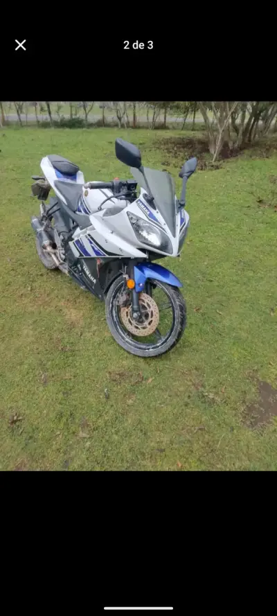 Moto deportiva Yamaha azul y blanca en buen estado - miniatura 3