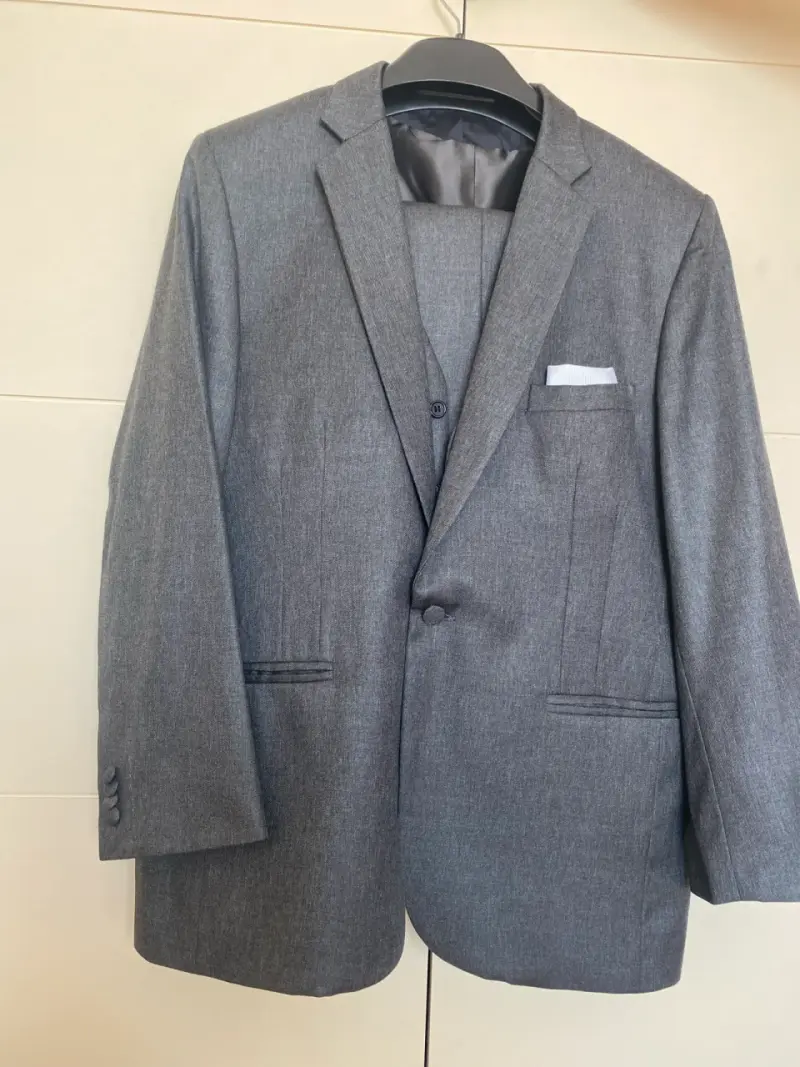 Traje formal gris para hombre con chaleco