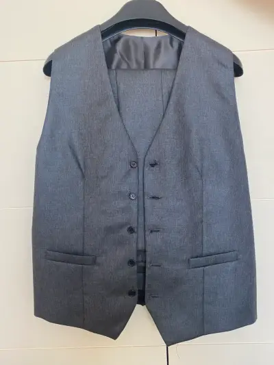 Traje formal gris para hombre con chaleco - miniatura 3