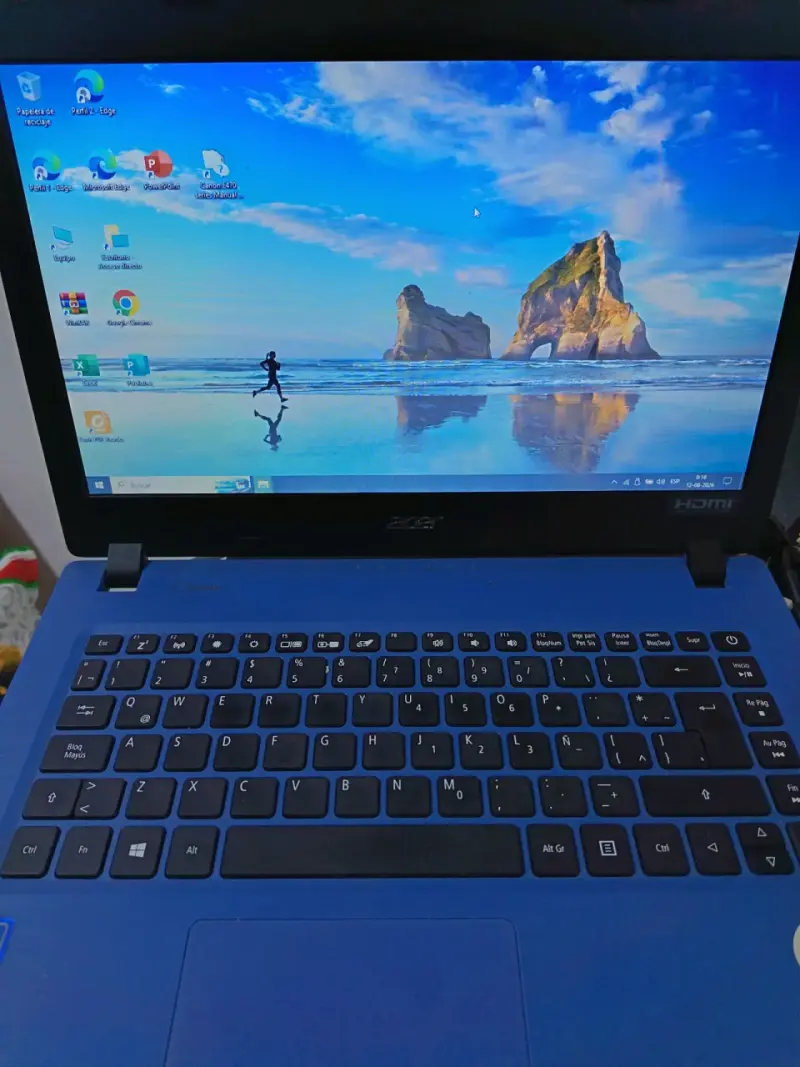 Notebook Acer azul en excelente estado - 2