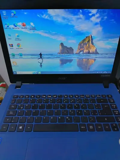 Notebook Acer azul en excelente estado - miniatura 2
