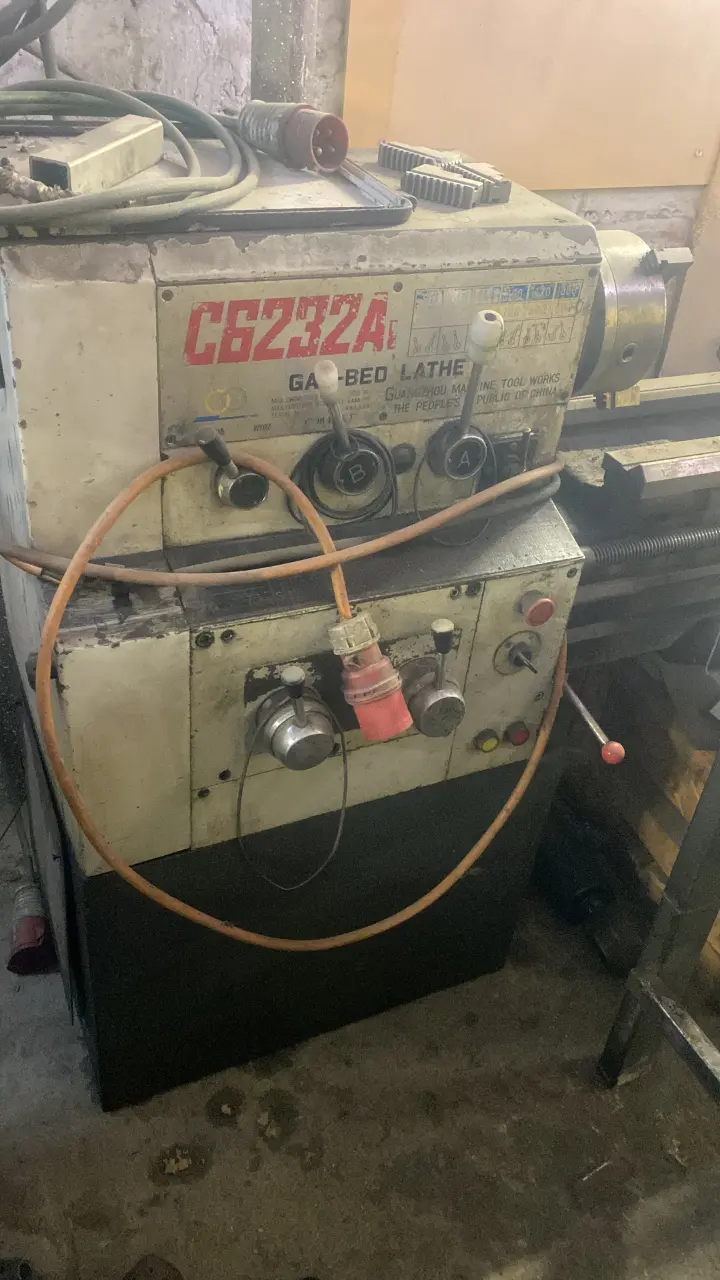 Torno de metal C6232A en buen estado - 2