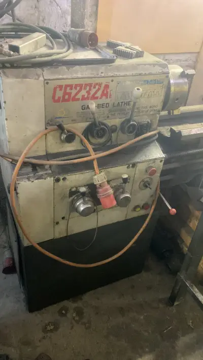 Torno de metal C6232A en buen estado - miniatura 2