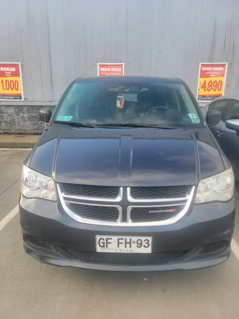 Minivan Dodge Grand Caravan en buen estado - 2