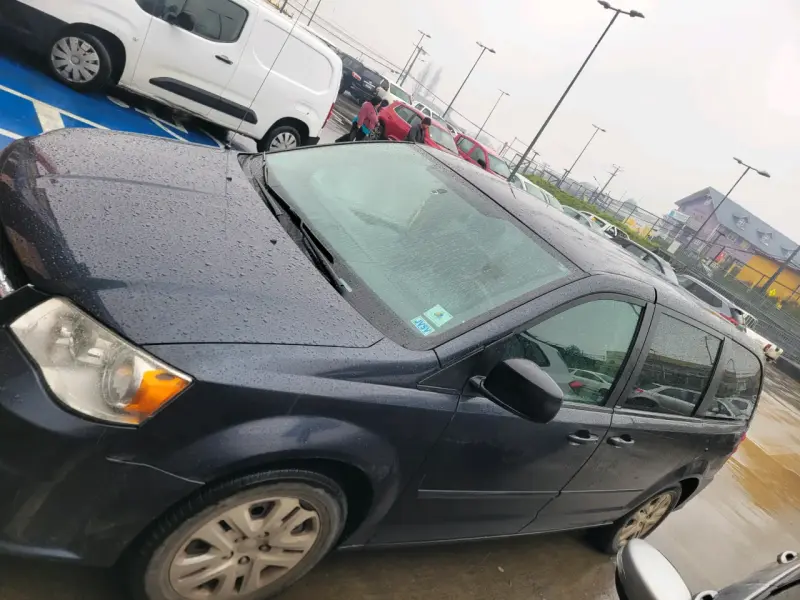 Minivan Dodge Grand Caravan en buen estado - 4