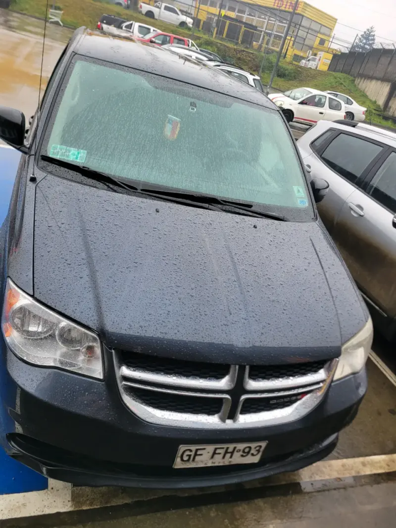 Minivan Dodge Grand Caravan en buen estado - 5