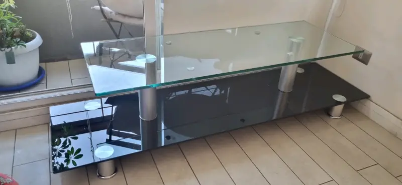 Mesa de centro de vidrio y metal moderna - 2