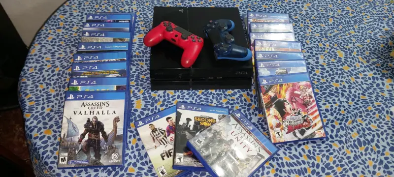 Consola PS4 con juegos y controles - 1