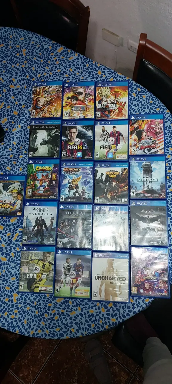 Consola PS4 con juegos y controles - 2