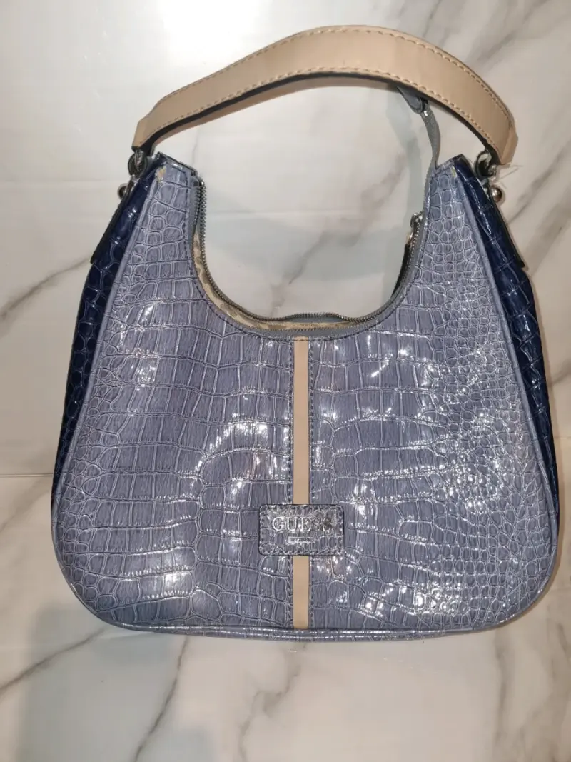 Cartera Guess azul con diseño de cocodrilo