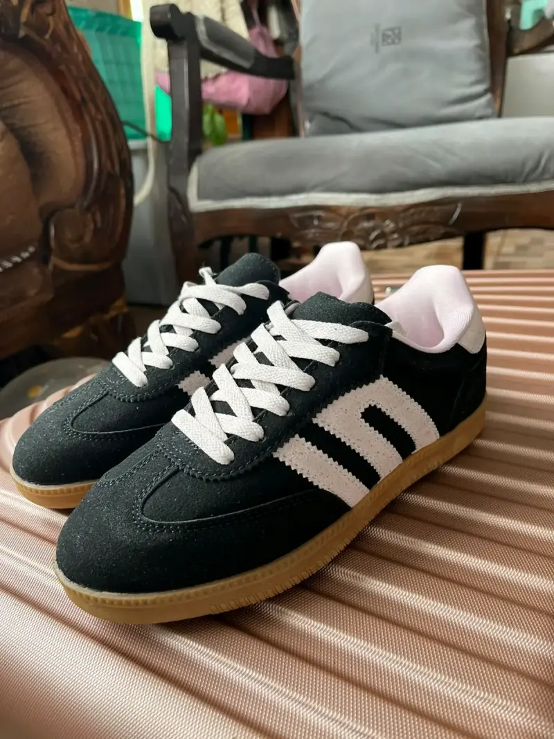 Zapatillas deportivas negras con detalles blancos