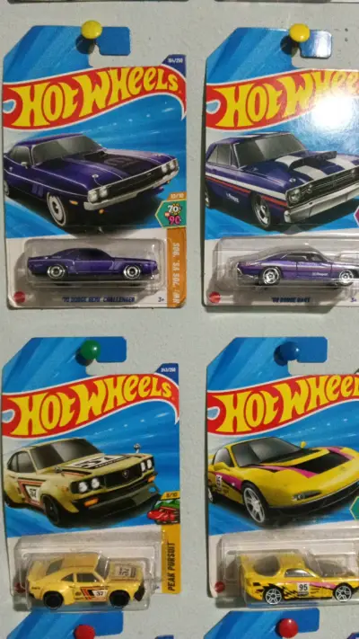Colección de autos Hot Wheels variados - miniatura 1