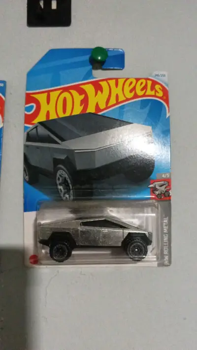 Colección de autos Hot Wheels variados - miniatura 2