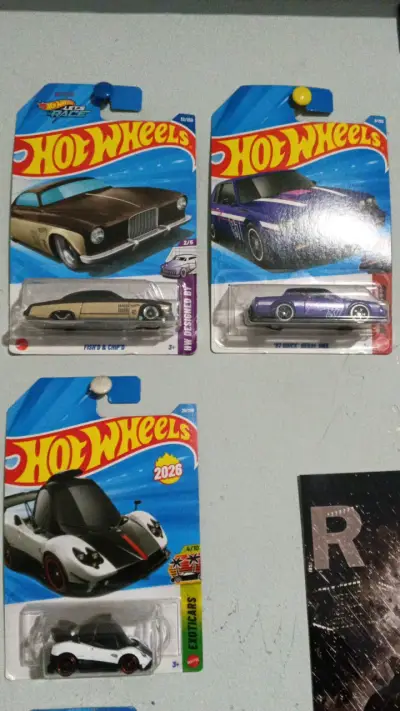 Colección de autos Hot Wheels variados - miniatura 3