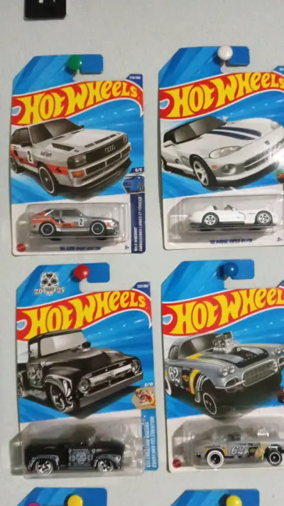 Colección de autos Hot Wheels variados - miniatura 4